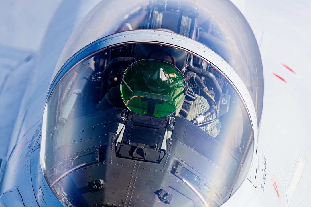 Eurofighter-Pilot mit grünem Visier im Cockpit, aus der Luft fotografiert